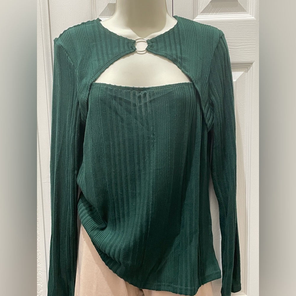 🦋Dark Green Long Sleeve Top with Cutout 🆕 

Never worn

Soft